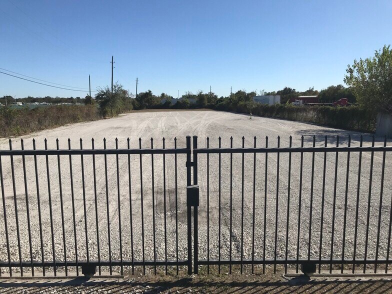 16570 Beaumont Hwy, Houston, TX à louer - Photo du bâtiment - Image 2 de 23