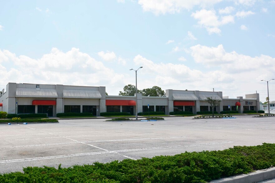 5511 Park St N, Saint Petersburg, FL à louer - Photo du bâtiment - Image 3 de 14