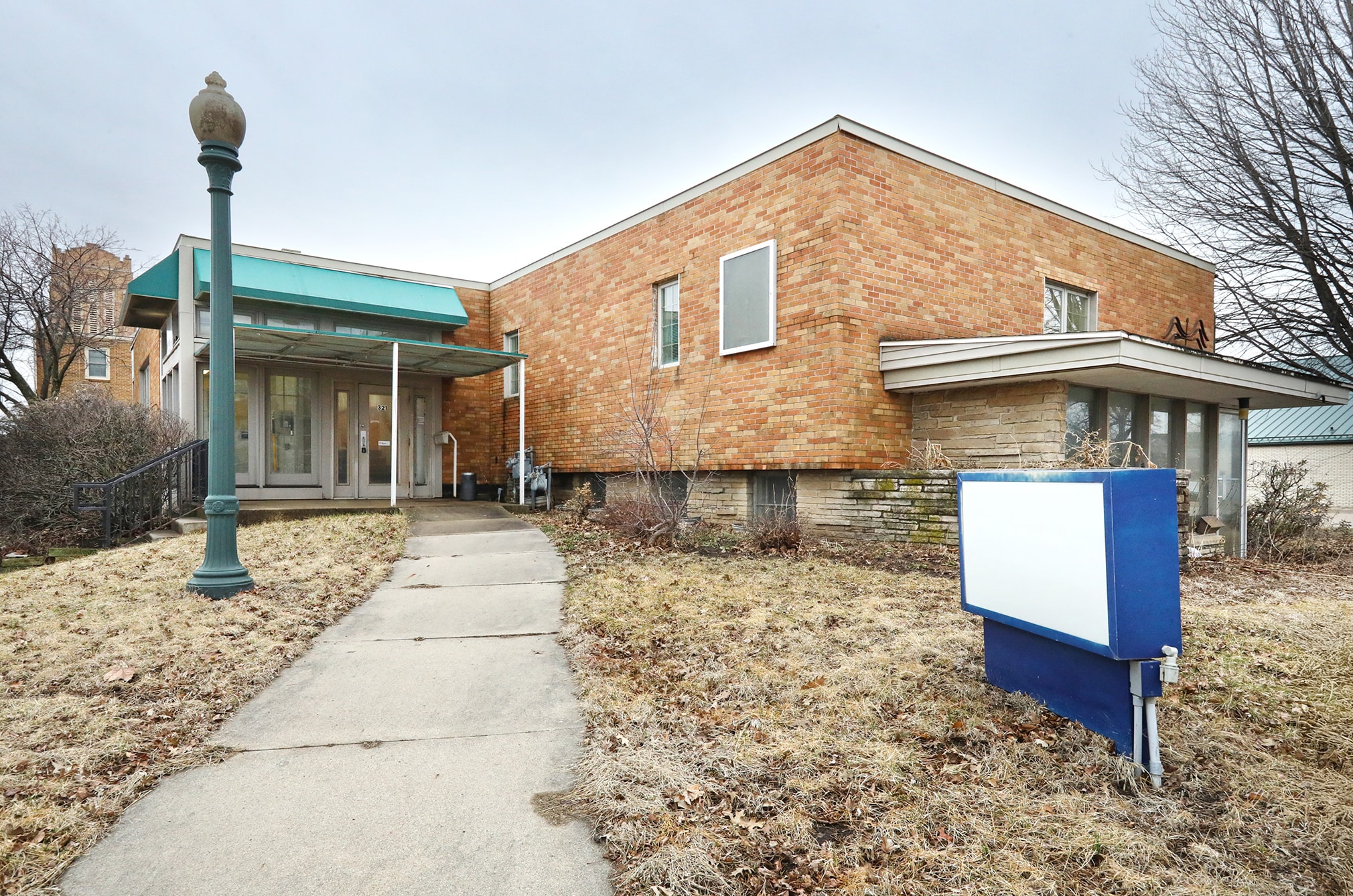 321 E 3rd St N, Newton, IA for lease Primary Photo- Image 1 of 9