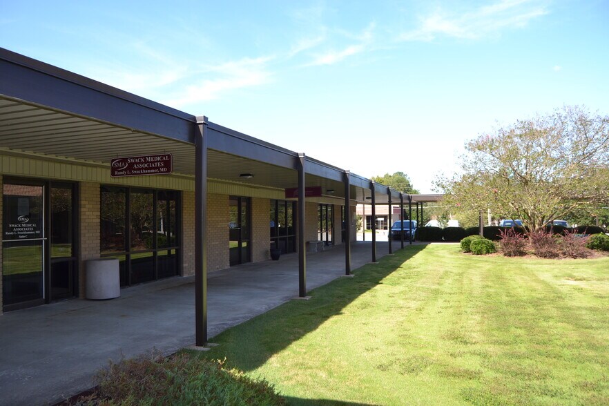 2400 Wayne Memorial Dr, Goldsboro, NC for lease - Building Photo - Image 3 of 9
