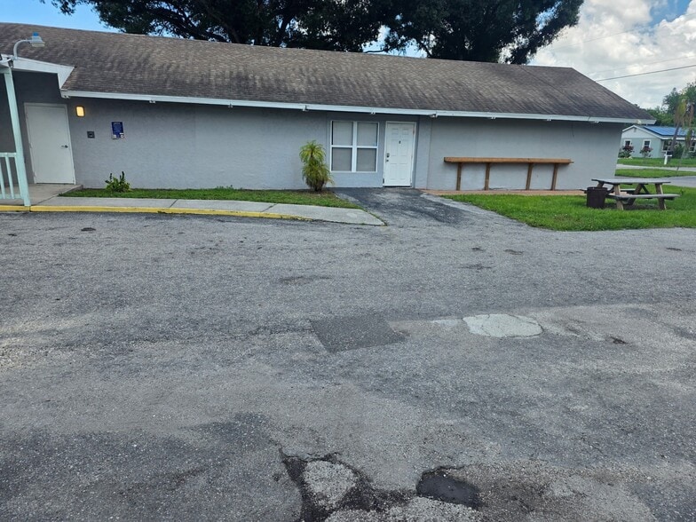 2001 9th St, Bradenton, FL for lease - Building Photo - Image 3 of 20