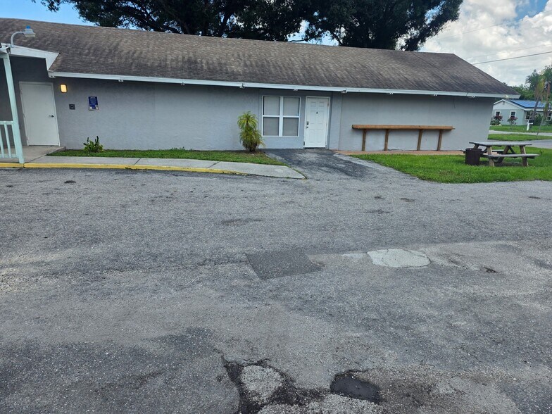 2001 9th St, Bradenton, FL à louer - Photo du bâtiment - Image 3 de 20