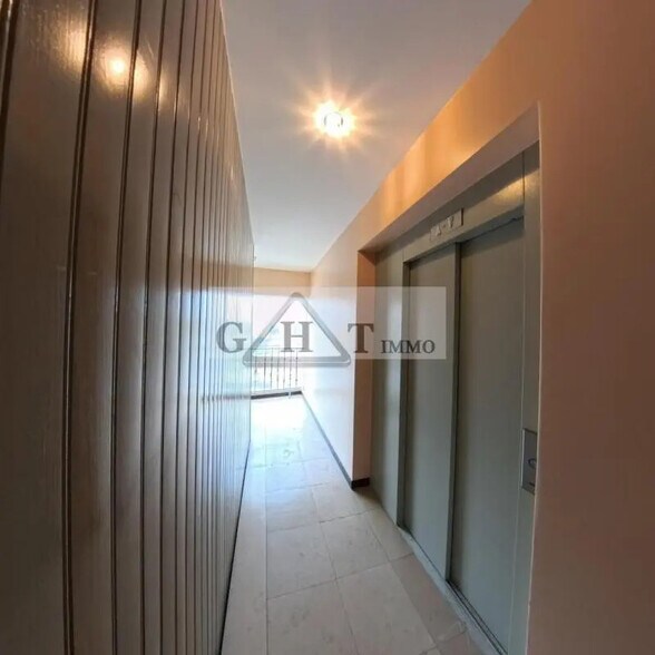 Bureau dans Créteil à louer - Hall d’entrée - Image 3 de 6