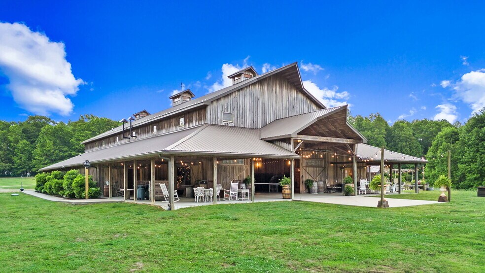 6863 E Highway 80, Russell Springs, KY à vendre - Photo du bâtiment - Image 2 de 76