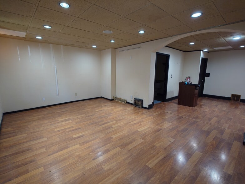2340 Kinnickinnic Ave, Milwaukee, WI for lease - Building Photo - Image 2 of 7
