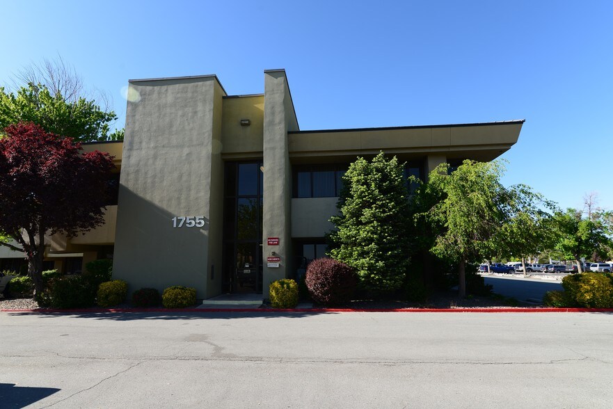 1755 E Plumb Ln, Reno, NV à louer - Photo du bâtiment - Image 2 de 7