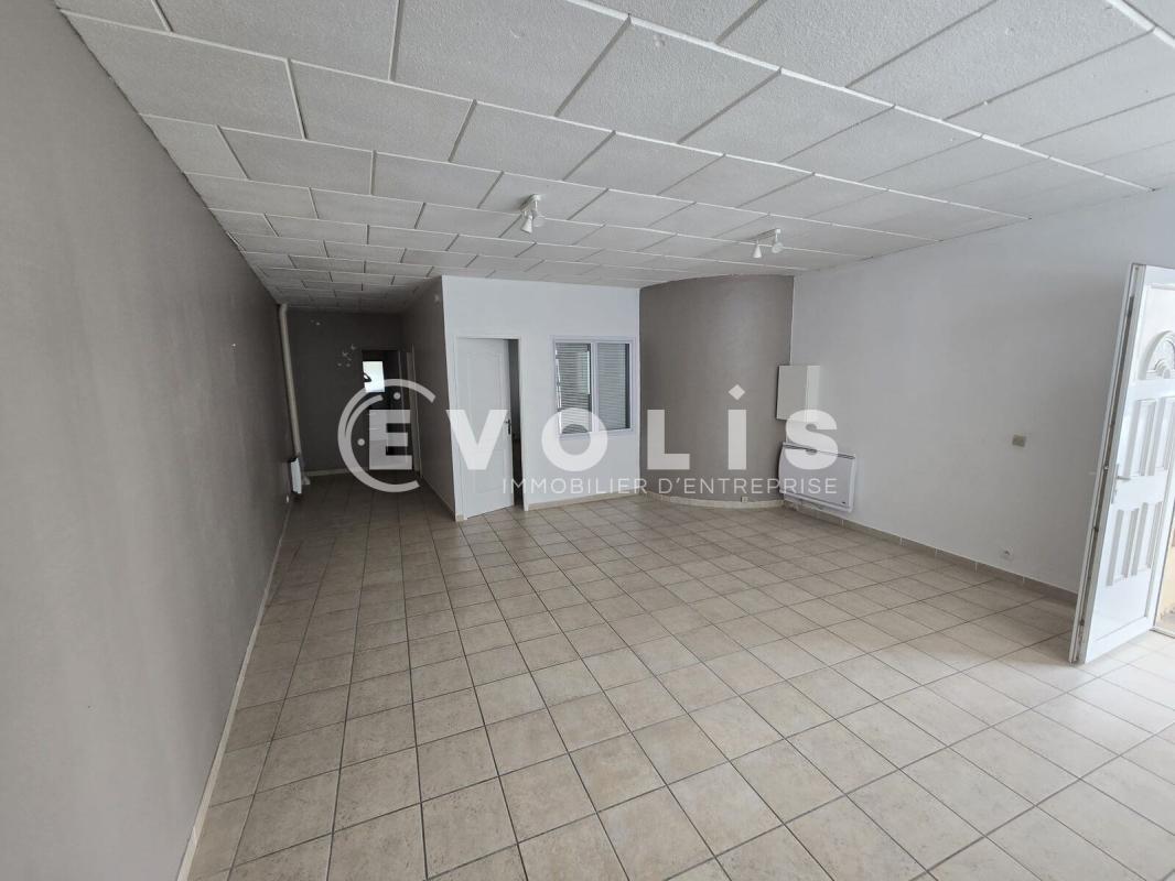Retail in Vert-le-Grand for lease Interior Photo- Image 1 of 7