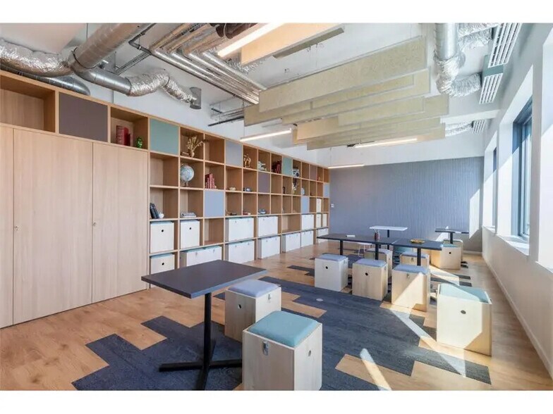 Office in Nanterre for lease - Building Photo - Image 2 of 13