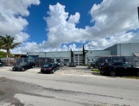 3241-3249 NW 38th St, Miami, FL à louer Photo intérieure- Image 1 de 8