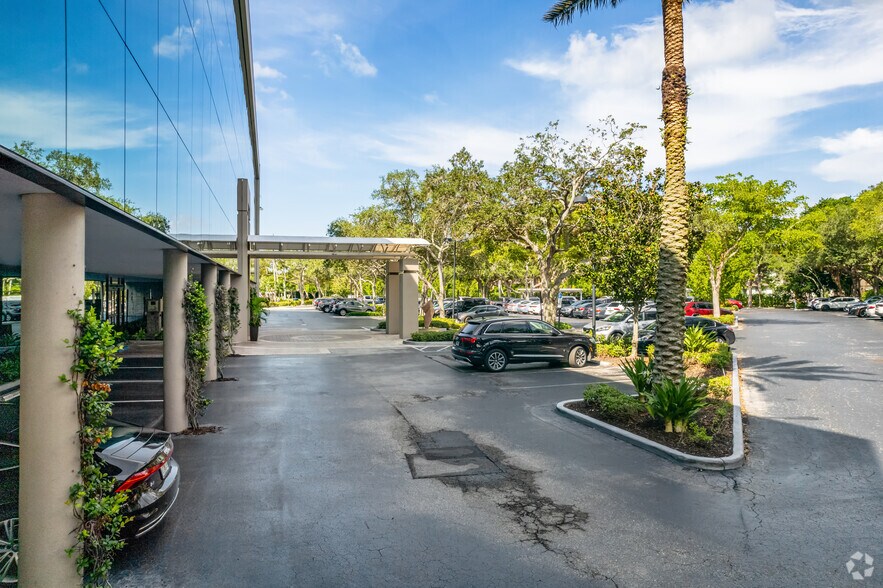 4001 Tamiami Trl N, Naples, FL à louer - Photo du bâtiment - Image 2 de 4