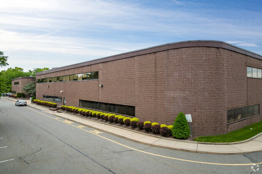 21-25 Riverside Dr, Pine Brook, NJ à louer - Photo du bâtiment - Image 2 de 3