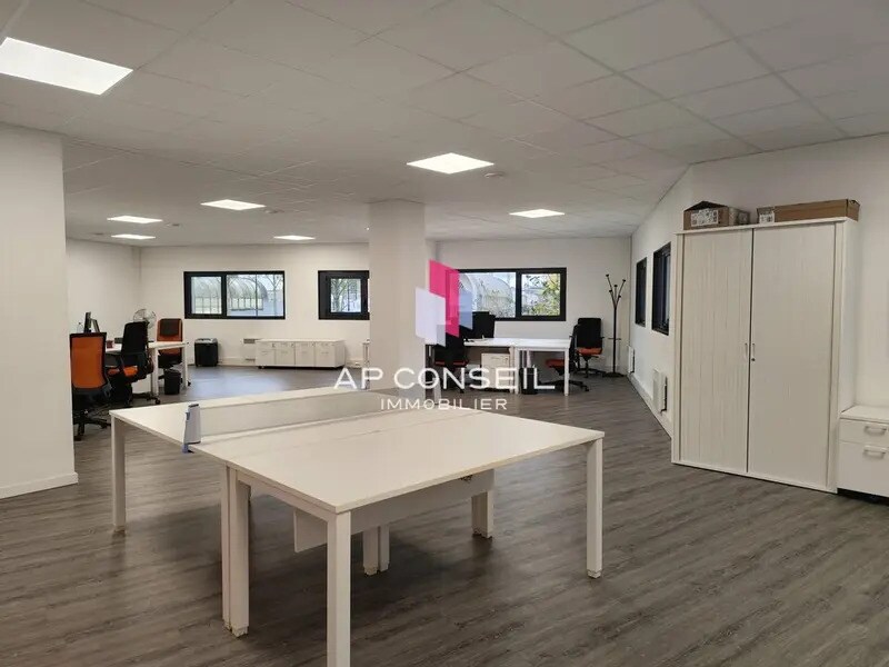 Bureau dans Montigny-le-Bretonneux à louer Photo intérieure- Image 1 de 7