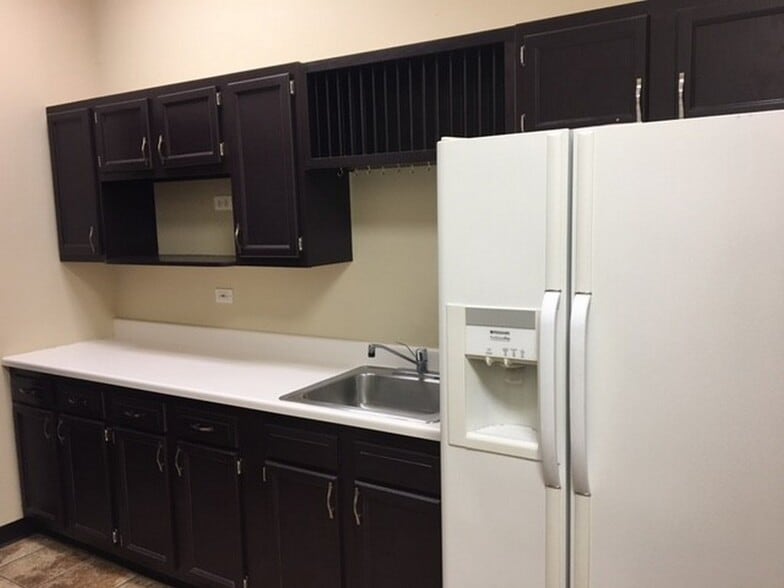 829 Virginia Rd, Crystal Lake, IL for lease - Building Photo - Image 2 of 10