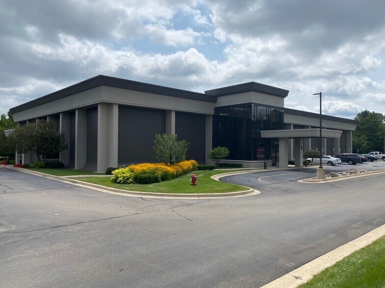 33200 W 14 Mile Rd, West Bloomfield, MI à louer - Photo du bâtiment - Image 2 de 9