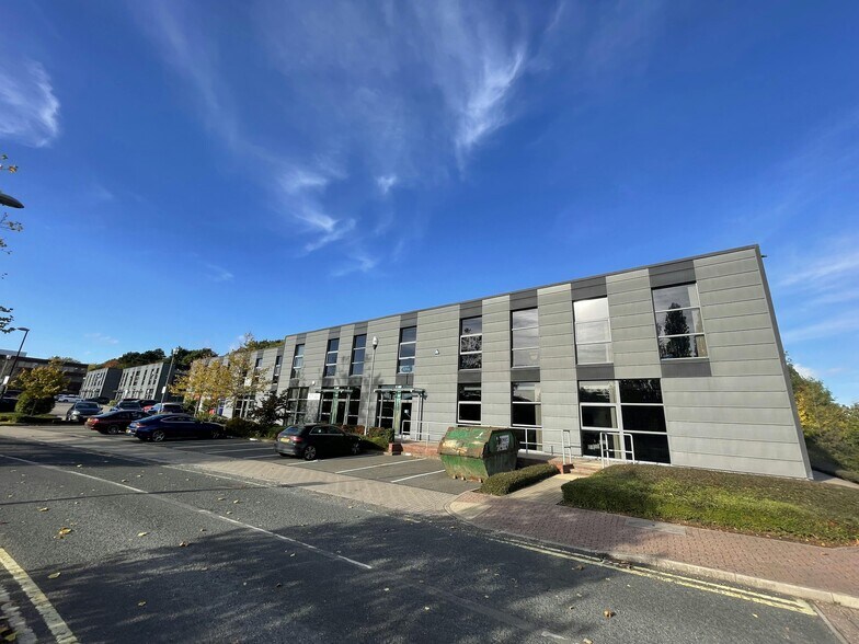 Cranmore Dr, Solihull à louer - Photo du bâtiment - Image 2 de 12