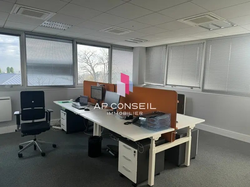 Office in Saint-Germain-en-Laye for lease Interior Photo- Image 1 of 10
