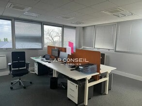 Office in Saint-Germain-en-Laye for lease Interior Photo- Image 1 of 10