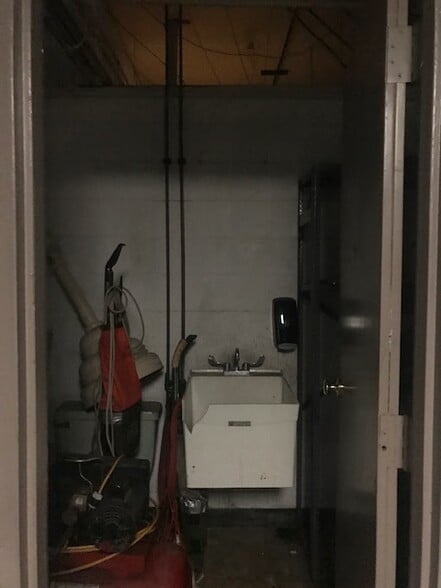 2492 Youngstown Rd SE, Warren, OH for lease - Interior Photo - Image 2 of 17