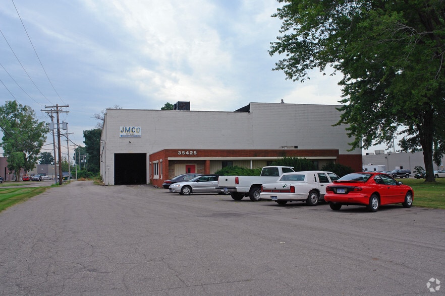 35425 Schoolcraft Rd, Livonia, MI for sale - Primary Photo - Image 1 of 17