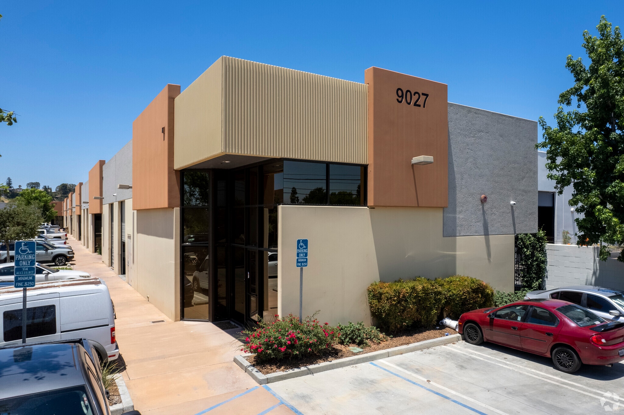 9027 Canoga Ave, Canoga Park, CA for lease Primary Photo- Image 1 of 15