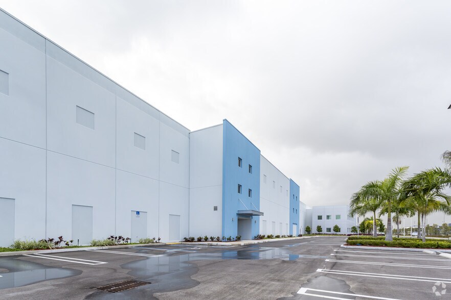 7750 NW 79th Pl, Miami, FL à louer - Photo du bâtiment - Image 3 de 6