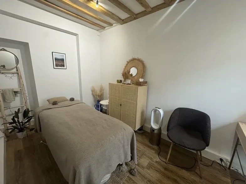 Office in Versailles for lease - Interior Photo - Image 3 of 6