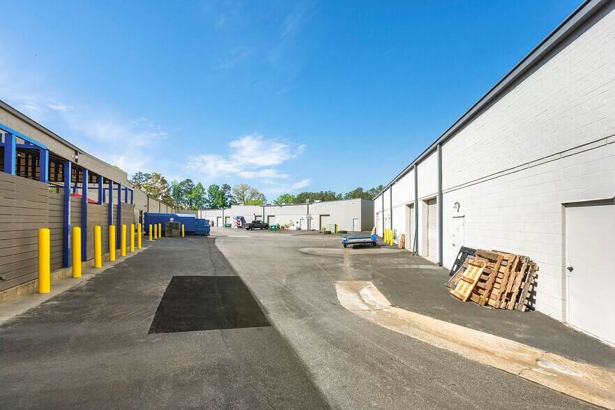 8601 Dunwoody Pl, Sandy Springs, GA for lease - Building Photo - Image 3 of 9