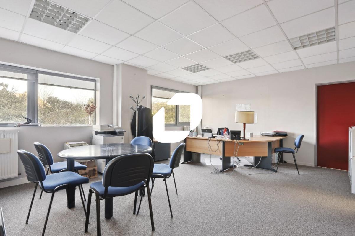Office in Neuilly-Plaisance for lease Interior Photo- Image 1 of 12