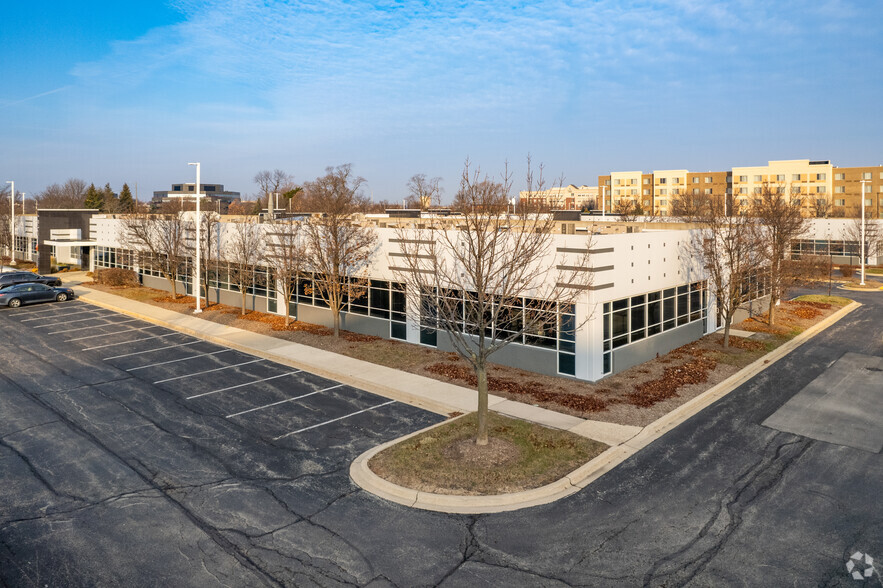 935 National Pky, Schaumburg, IL for lease - Building Photo - Image 2 of 12