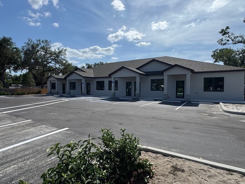513 Westbrook Ave, Brandon, FL for lease - Building Photo - Image 1 of 1