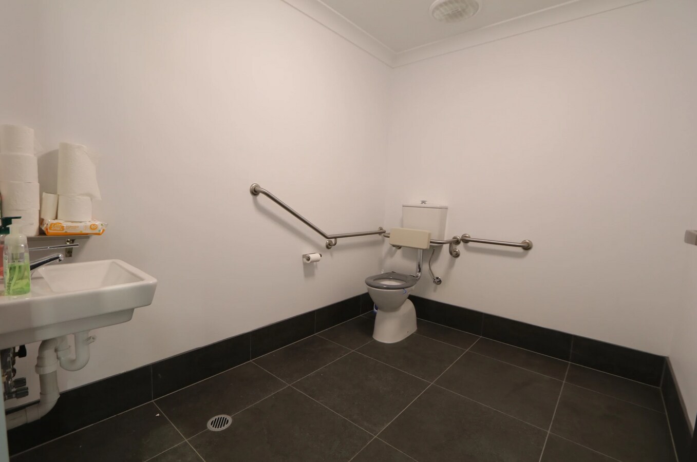 1 Dulmison Ave, Wyong, NSW 2259 - Unité 6 -  - Photo intérieure - Image 2 of 2