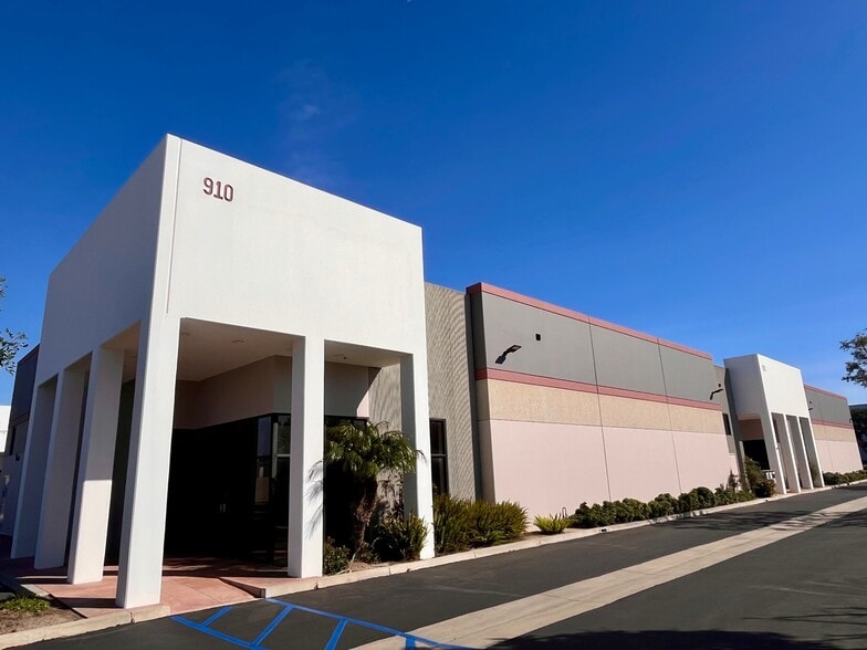 900-910 Graves Ave, Oxnard, CA for lease - Primary Photo - Image 1 of 2