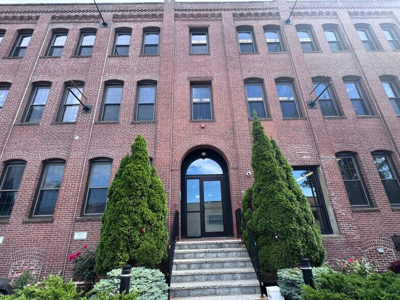 24 Roland St, Charlestown, MA à louer - Photo du bâtiment - Image 2 de 17