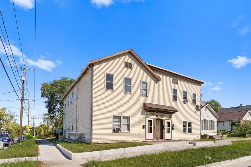 STABILIZED INCOME-PRODUCING QUADPLEX PAC portefeuille de 2 propriétés à vendre sur LoopNet.ca - Photo du bâtiment - Image 2 de 15