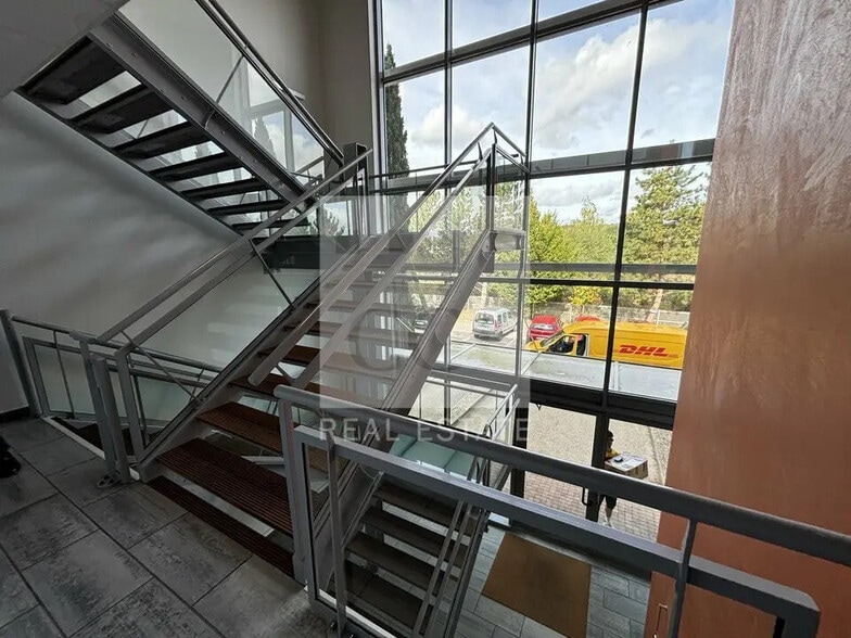 Office in Saint-Genis-Laval for lease - Interior Photo - Image 3 of 12