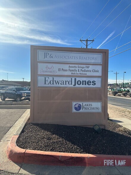 12350 Montwood Dr, El Paso, TX à louer - Photo du bâtiment - Image 3 de 3