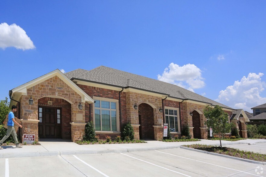 425 Old Newman Rd, Frisco, TX à louer - Photo du bâtiment - Image 3 de 40