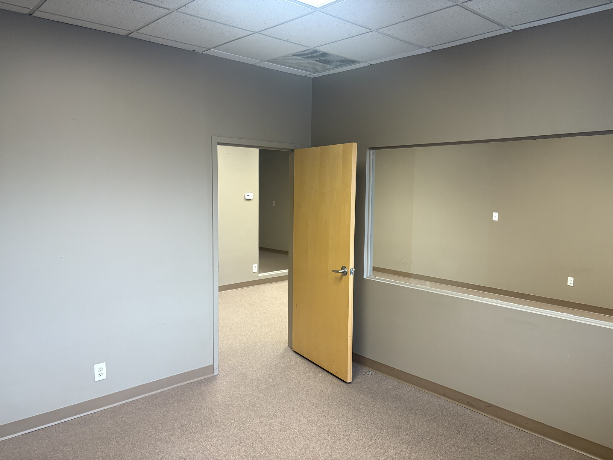 127 Gaither Dr, Mount Laurel, NJ for lease Interior Photo- Image 1 of 8