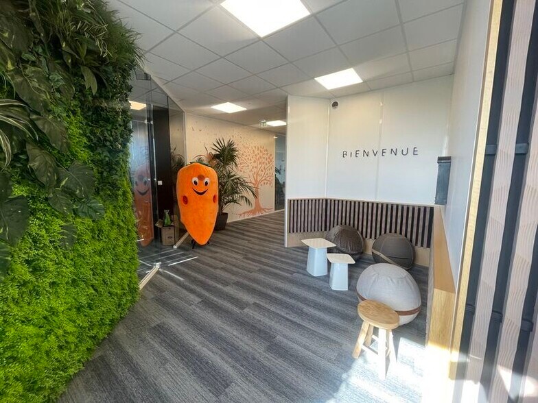 Office in Eysines for lease - Lobby - Image 2 of 10