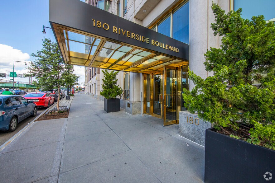 180-194 Riverside Blvd, New York, NY for lease - Building Photo - Image 2 of 25