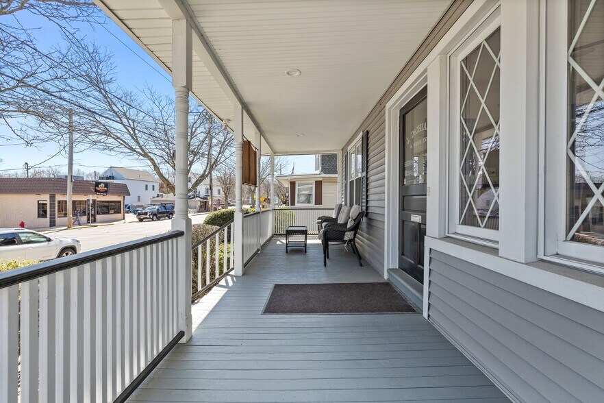 327 Central St, Saugus, MA à vendre - Photo du bâtiment - Image 3 de 42