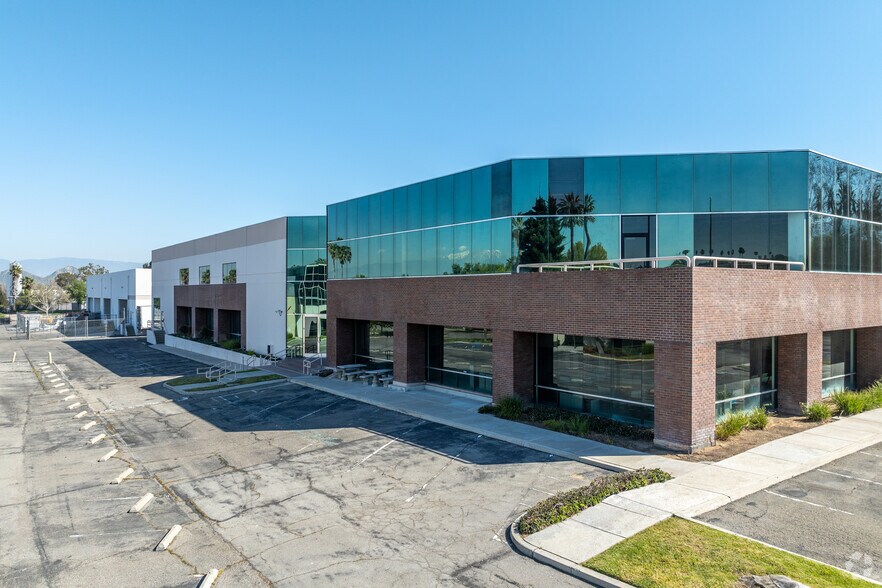 1595 Spruce St, Riverside, CA à louer - Photo du bâtiment - Image 3 de 4