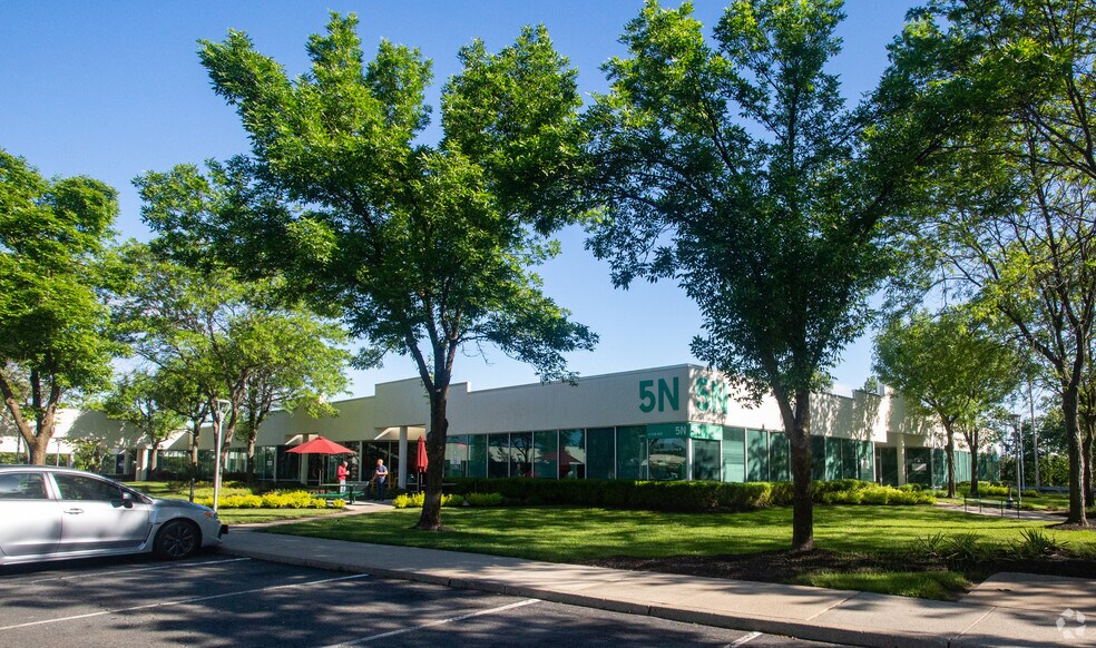 5 Regent St, Livingston, NJ à louer - Photo du bâtiment - Image 3 de 7