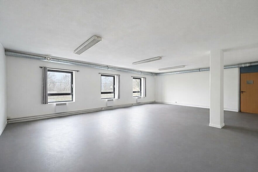 113 Rue Du 1 Mars 1943, Villeurbanne for lease - Interior Photo - Image 2 of 15