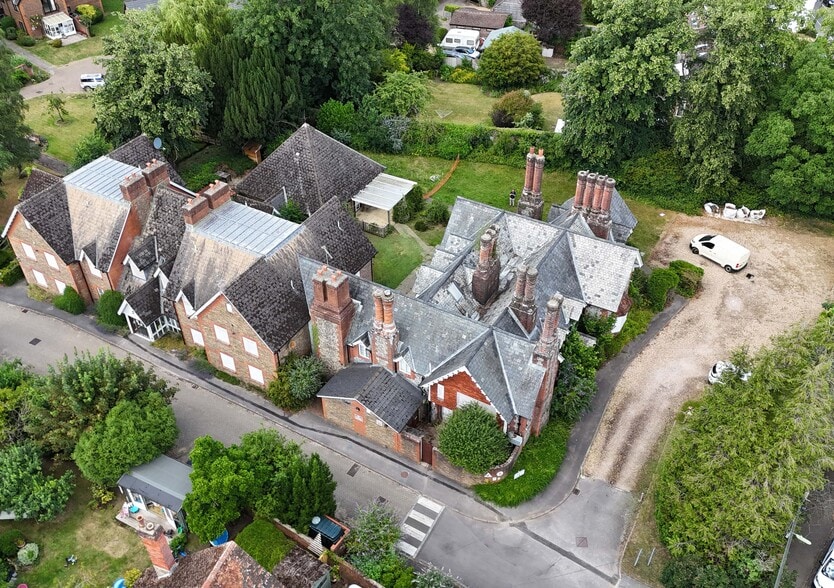 Main Rd, Crawley for lease - Building Photo - Image 1 of 5
