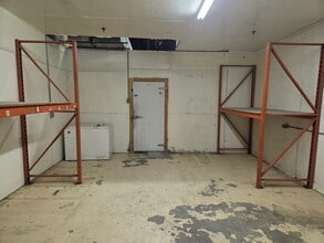 2-30 Ashwarren Rd, Toronto, ON à louer Photo intérieure- Image 2 de 4