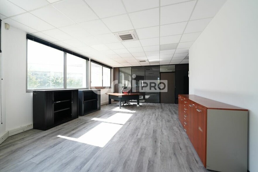Office in Saint-Maurice-de-Beynost for lease - Interior Photo - Image 2 of 12