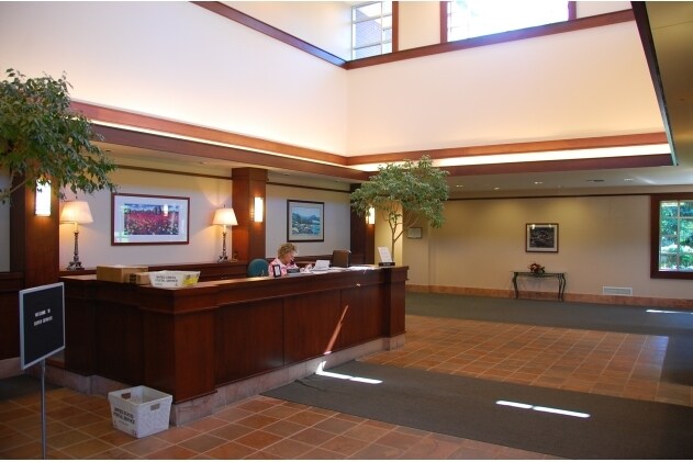 6102 Clay Ave, Wyoming, MI à vendre - Photo du bâtiment - Image 3 de 5