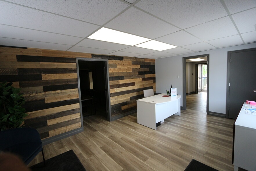 1500-1502 S Big Bend Blvd, Richmond Heights, MO for sale - Interior Photo - Image 3 of 9