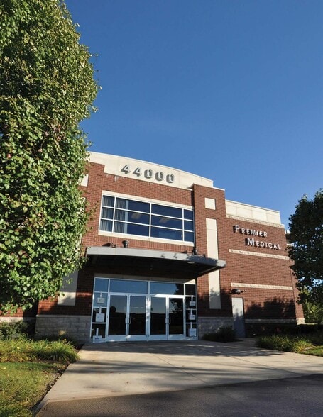44000 W 12 Mile Rd, Novi, MI for lease - Building Photo - Image 1 of 3